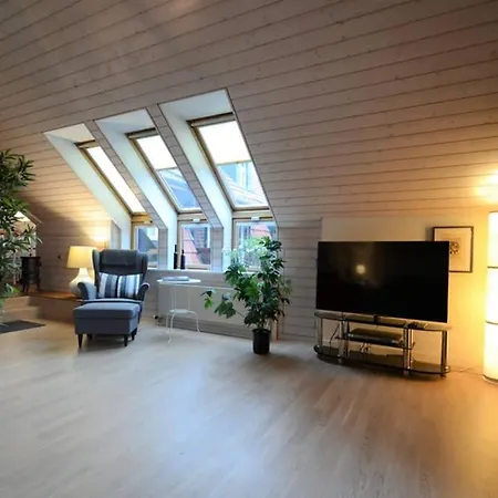 Modern Penthouse Apartment, Close To Everything *